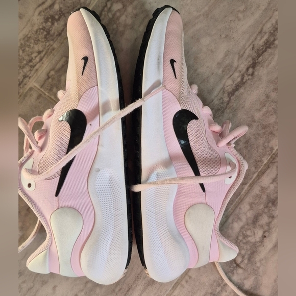 Nike Kids Shoes in Light Pink and Black - Picture 3 of 6